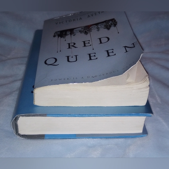 Red Queen Glass Sword by Victoria Aveyard - Picture 5 of 9